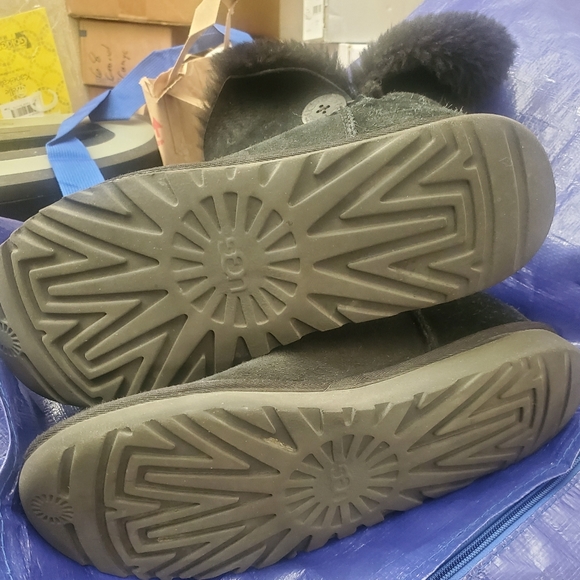 Uggs Bailey Button - Picture 3 of 8